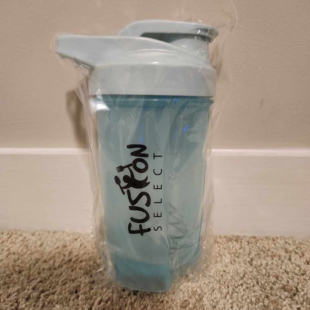 NWT Fusion Select Blue Shaker Bottle with Mixing Ball